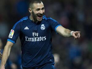 بنزيمة يحتفل بهدفه