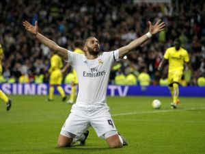 بنزيمة يحتفل بهدفه