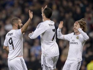 لوكا مودريتش (يمين) وكريستيانو رونالدو (وسط) يهنئان بنزيمة بهدفه لوكا مودريتش (يمين) وكريستيانو رونالدو (وسط) يهنئان بنزيمة بهدفه