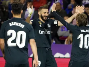 كريم بنزيمة (وسط) مهاجم ريال مدريد يحتفل بهدفٍ له في شباك ريال بلد الوليد مع زميله لوكا مودريتش