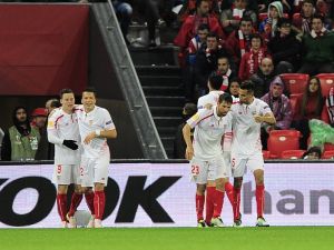 لاعبو إشبيلية يحتفلون خلال المباراة