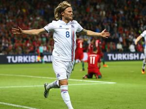 بيارناسون يحتفل بهدفه