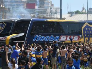 حافلة بوكا جونيورز التي تعرضت للهجوم من قبل بعض مشجعي ريفر بلايت