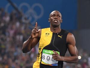 بولت يحتفل بفوزه التاريخي