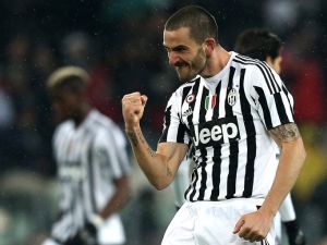 بونوتشي يحتفل بهدفه