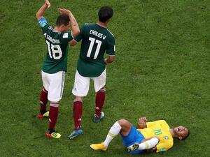 مشهد تكرر كثيراً في المباراة لنيمار وهو طريح على الأرض بعد أي احتكاك