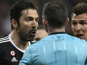 بوفون يعترض على قرار أوليفر