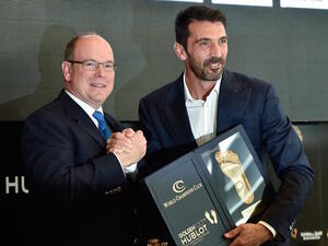 بوفون يتسلم الجائزة من ألبرت الثاني أمير موناكو