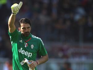 جيانلويجي بوفون أسطورة يوفنتوس ينجح في كسر الرقم القياسي لأكثر عدد من الدقائق التي بقيت فيها شباكه نظيفة في تاريخ الدوري الإيطالي بواقع 974 دقيقة