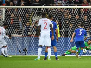 بوفون يتصدى لركلة جزاء لاكازيت