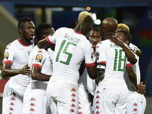 لاعبو بوركينا فاسو يحتفلون بالهدف الثاني