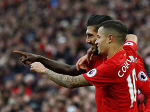 كوتينيو (يمين) وتشان يحتفلان خلال المباراة