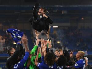 لاعبو تشيلسي يرفعون المدرب أنتونيو كونتي احتفالاً باللقب