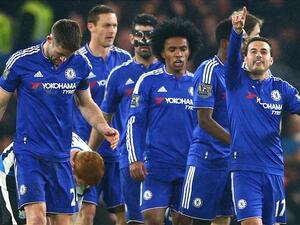 لاعبو تشلسي يحتفلون بأحد أهداف بيدرو (يمين)