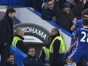 لاعبو تشلسي يحتفلون بهدف بيدرو أمام ماوريسيو بوتشيتينو مدرب توتنهام