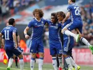 لاعبو توتنهام يحتفلون بالهدف الأول