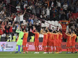 لاعبو الصين يحييون الجماهير بعد الفوز الكبير
