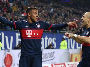 توليسو (يسار) يحتفل بهدفه رفقة النجم آريين روبن