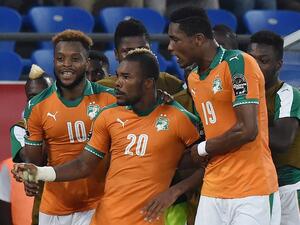 لاعبو ساحل العاج يحتفلون بهدف داي (وسط)