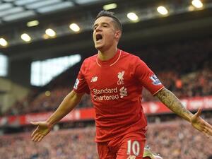 كوتينيو يحتفل بهدفه