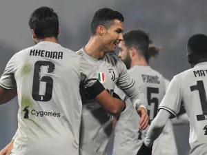 رونالدو يحتفل بهدفه مع زميله خضيرة