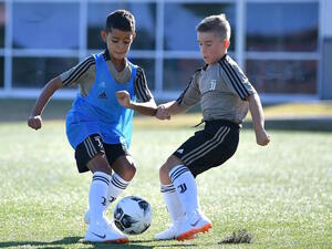 ابن رونالدو (يسار)