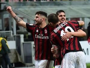 لاعبو ميلان يحتفلون بهدف سيلفا (وسط)