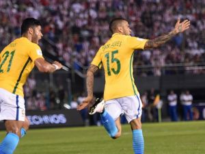 ألفيش يحتفل بهدفه