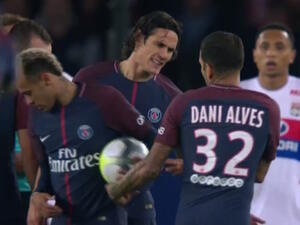 ألفيش (يمين) زاد الطين بلة بمحاباته لنيمار