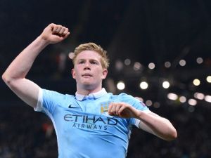 دي بروينه يجتفل بهدفه