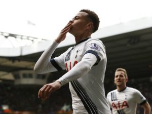 آلي يحتفل بهدفه