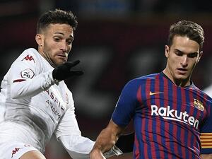 صراع على الكرة بين دينيس سواريز (يمين) وزيلو