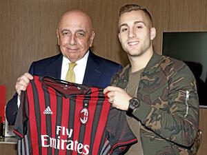 ديولوفيو يرفع قميص ميلان رفقة أدريانو غالياني نائب رئيس النادي الإيطالي