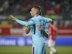 ديولوفيو يحتفل بهدفه رفقة أحد زملائه