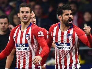 كوشتا (يمين) يحتفل بهدفه