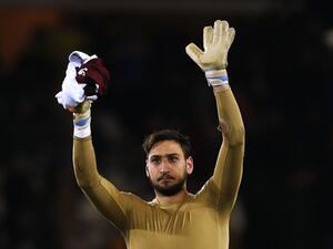 جيانلويجي دوناروما حارس ميلان يحيي الجماهير بعد نهاية المباراة