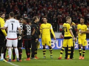 أوقف الحكم فيليكس زفاير المباراة لمدة 9 دقائق بعدما رفض روجر شميدت مدرب ليفركوزن الذي تم طرده مغادرة الملعب