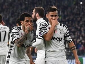 ديبالا (يمين) وداني ألفيش يحتفلان بالهدف