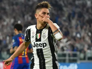 ديبالا يحتفل بهدفه الأول في شباك برشلونة