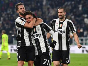 ميراليم بيانيتش (يسار) يهنىء ديبالا (وسط) بهدفه