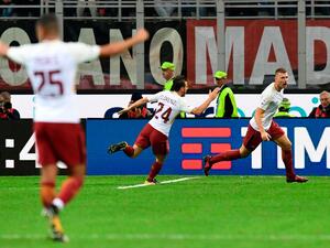 دجيكو (يمين) يحتفل بهدفه