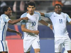 لاعبو إنجلترا يحتفلون بهدف سولانكي (وسط) الأول