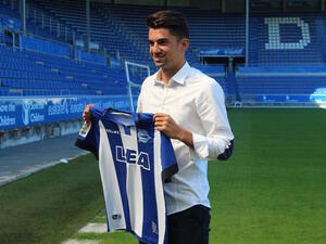 إنزو زيدان يحمل قميص فريقه الجديد