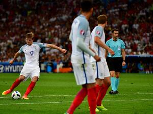 داير (يسار) يسدد مسجلاً هدف إنجلترا