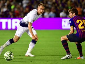 إيريكسن (يسار) خلال مباراة توتنهام وبرشلونة خلال الكأس الدولية للأبطال نهاية الشهر الماضي