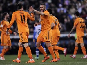 بنزيمة يحتفل رفقة غاريث بايل بهدفه