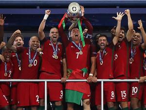 رونالدو وبيبي يحتفلان مع زملائهما باللقب