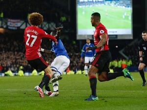 مروان فيلايني (يسار) يعرقل إدريسا غاي ليحتسب الحكم مايكل أوليفر ركلة الجزاء التي سجل إيفرتون منها هدف التعادل