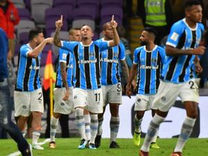 لاعبو غريميو يحتفلون بهدف سواريس (وسط)