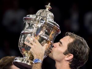 روجر فيدرر يقبل كأس دورة بازل
